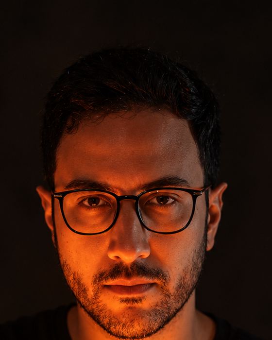 Quadro de storyboard, Bruno sério olhando pra câmera, luz laranja vindo de baixo
